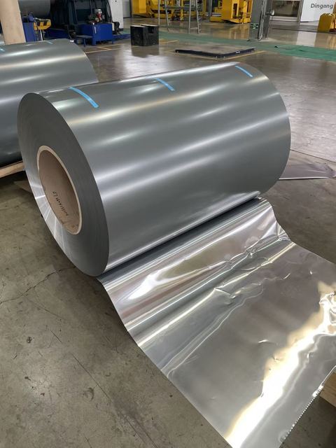 Tepelně izolačn&iacute; hlin&iacute;kov&aacute; f&oacute;lie Surovina pro zpracov&aacute;n&iacute; laminace PU pěnou