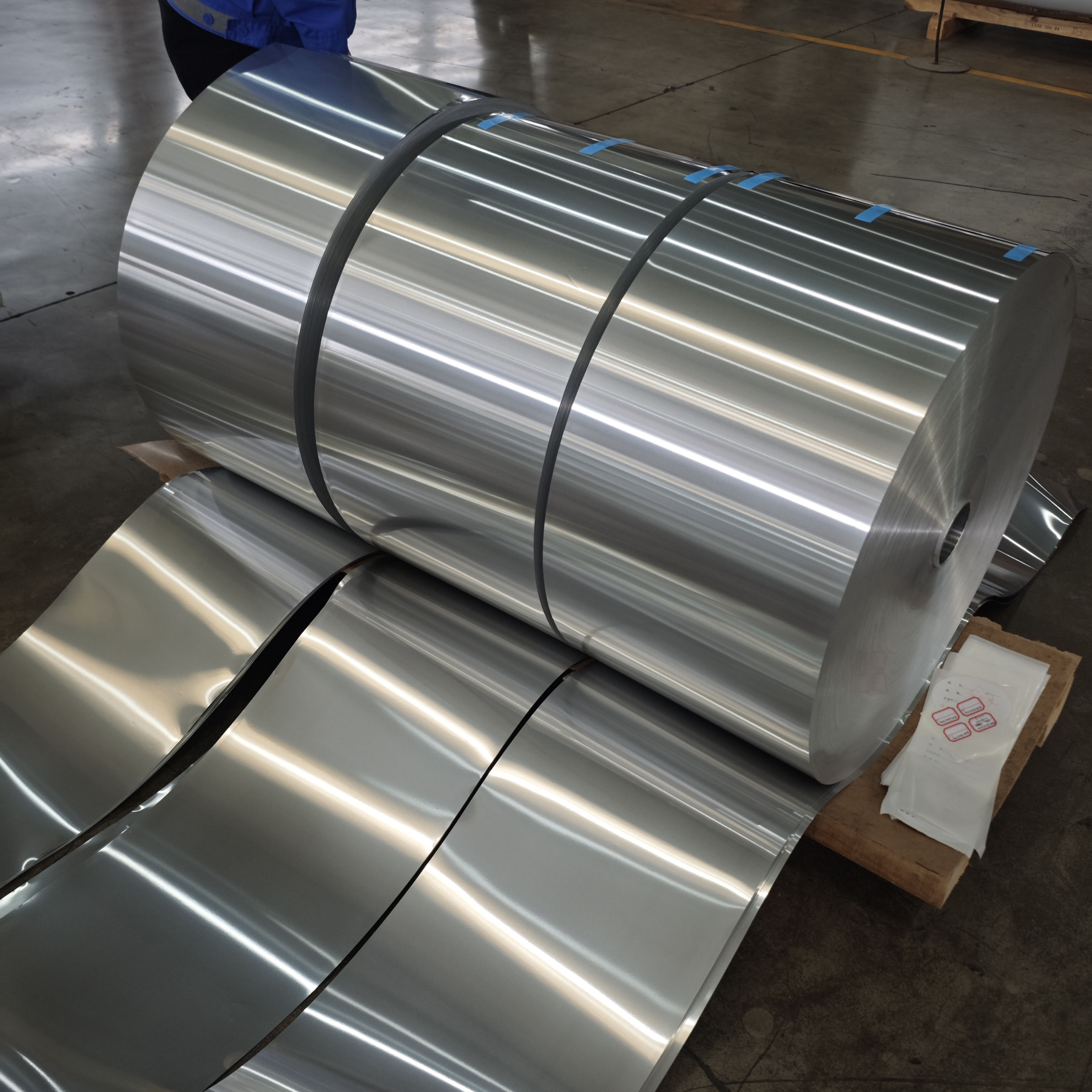 aluminum foil jumb roll.jpg